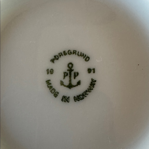 Elegant Norwegian Holiday Serveware Bowl with Red and Green Design - Picture 2 of 5